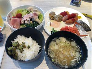 (株)すかいらーくホールディングス【3197】 > エリートずらしてみたり、1980円の備蓄米備蓄米うるさかったり。 > 見栄張って自分は買いませんがどうぞみたいな。 > 関心ないやつはそもそもいつ発売されるかわからない。 > 当たるといいですな。 > 家畜の餌。  曲がり屋君の3連休は、河川敷の小屋ですか(笑) ホテルの朝食。備蓄米ではないよ(笑)↓